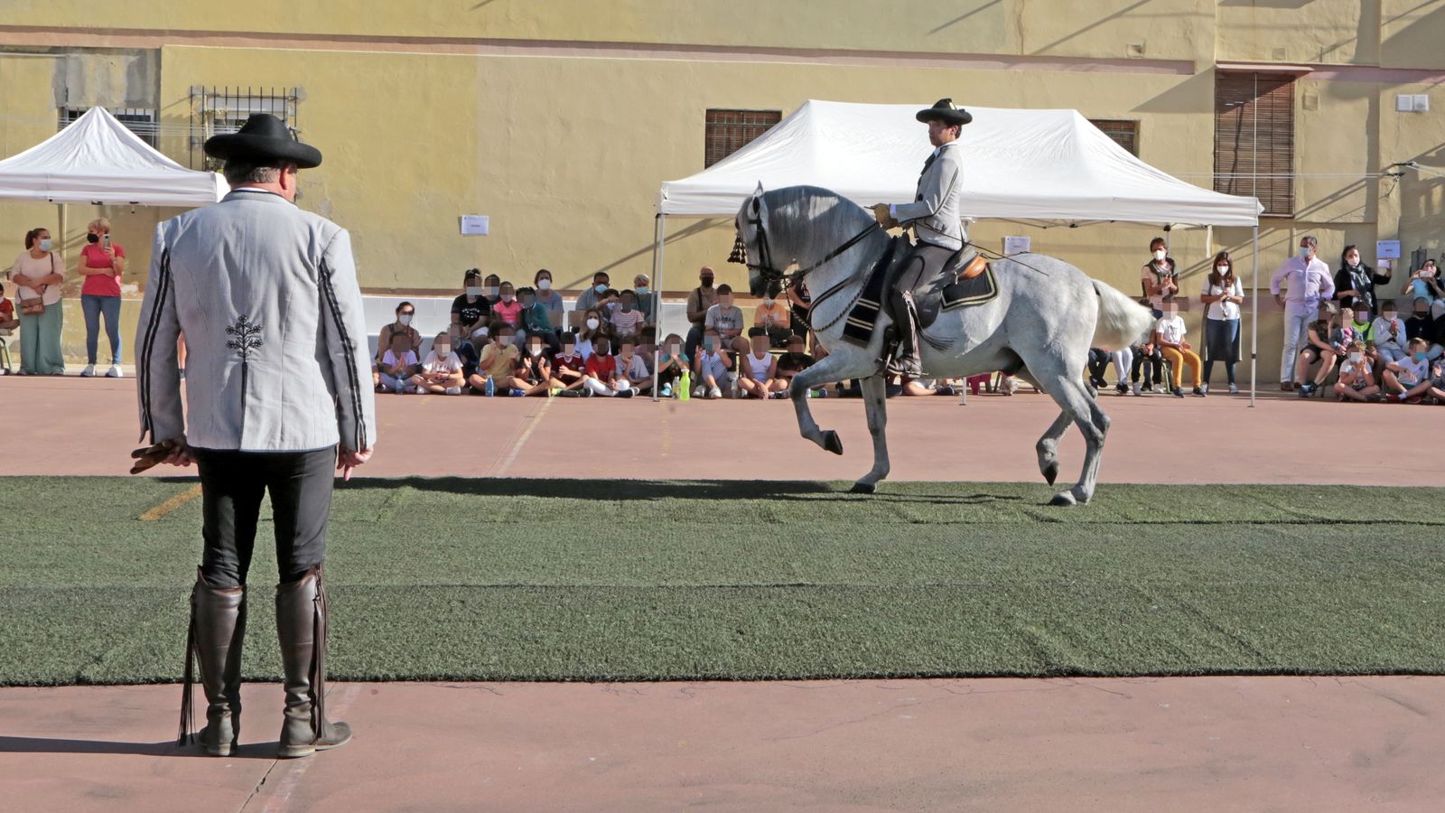Imágenes del expectáculo de la Real Escuela y Paco Cepero en el colegio Luis Vives