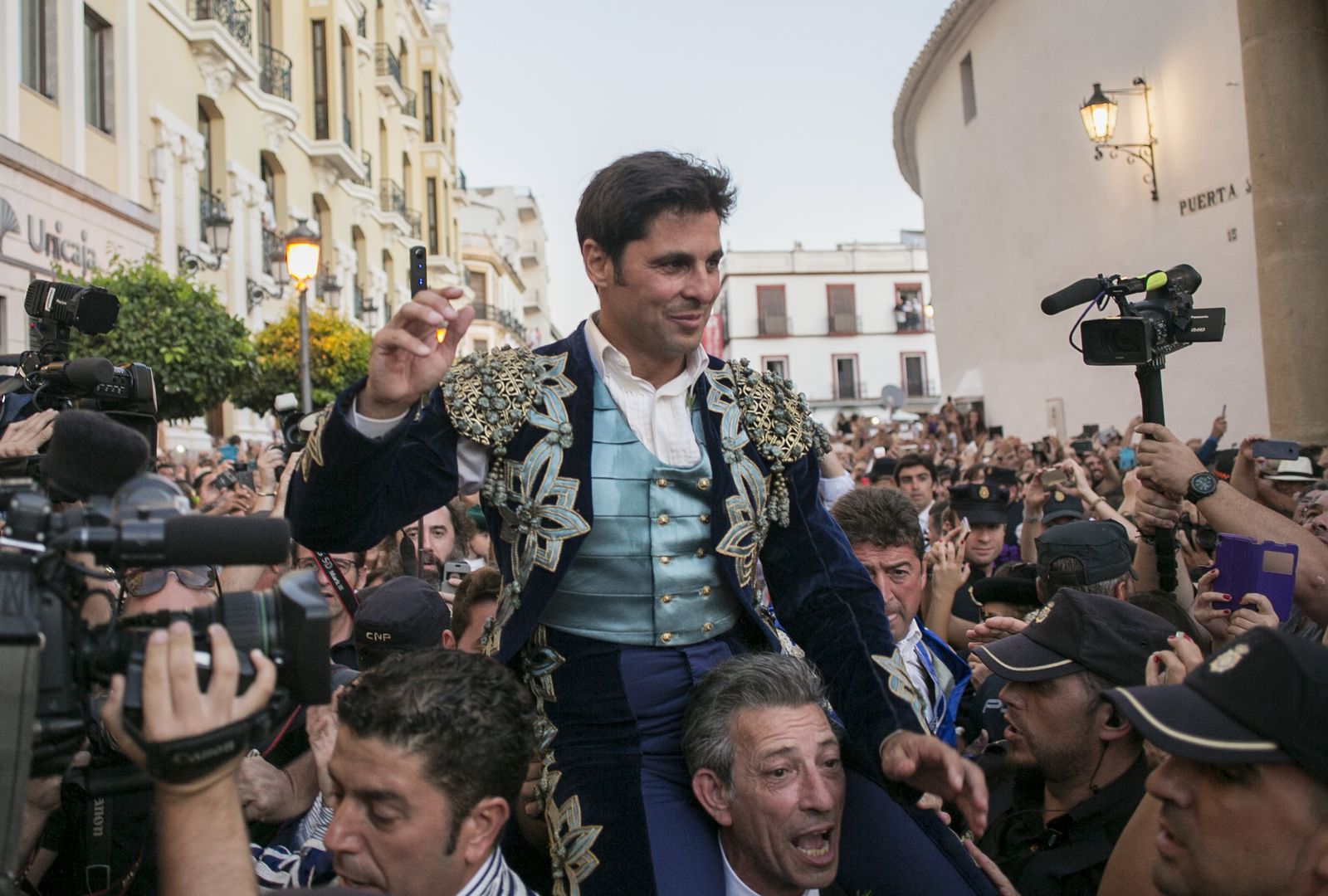 Francisco Rivera sale a hombros en Ronda.