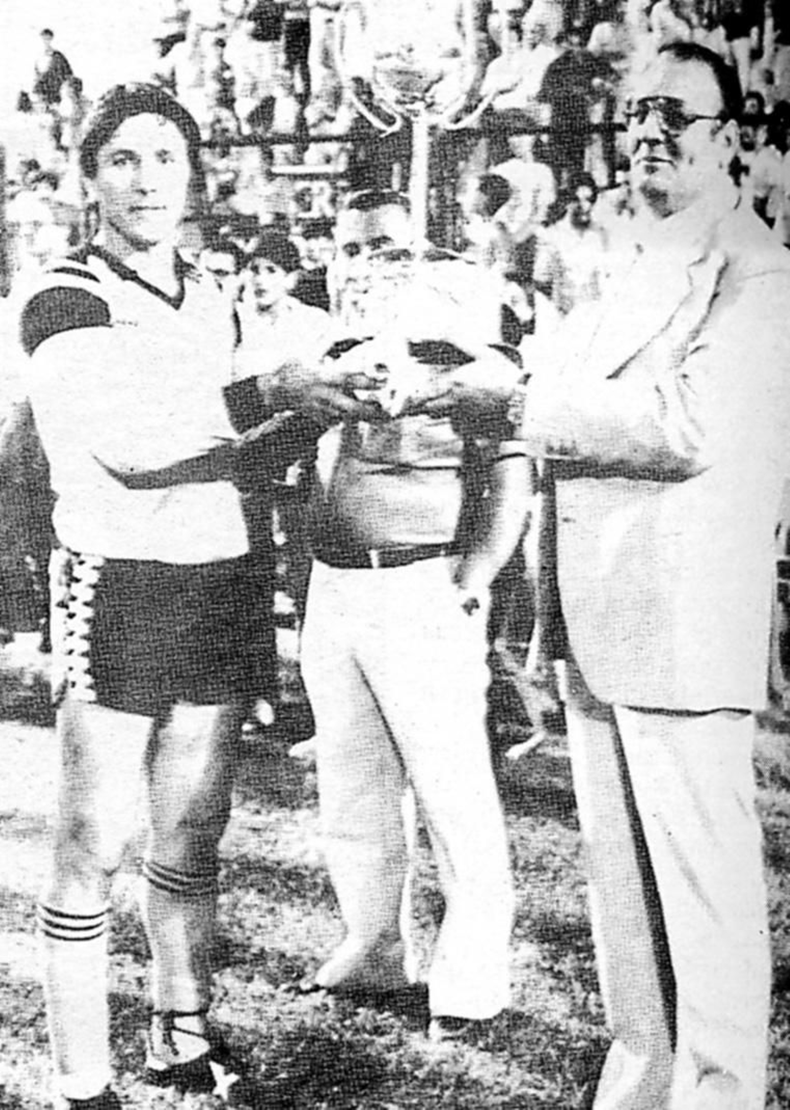 Navarro recoge el trofeo  de 2º clasificado de manos de Fernando Pacheco.