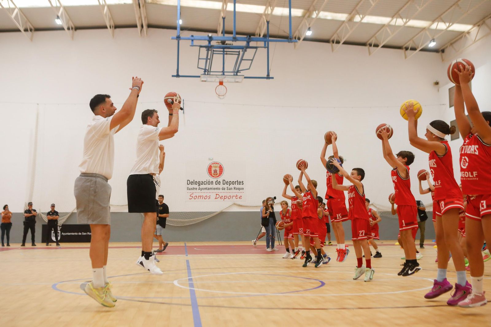 Fotos del encuentro de Pau Gasol con niños en el pabellón de San Roque