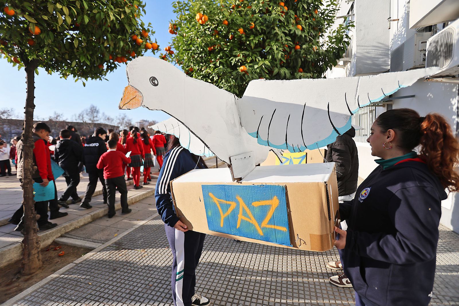 Imágenes del acto del Día a la No Violencia y la Paz del Colegio La Hispanidad
