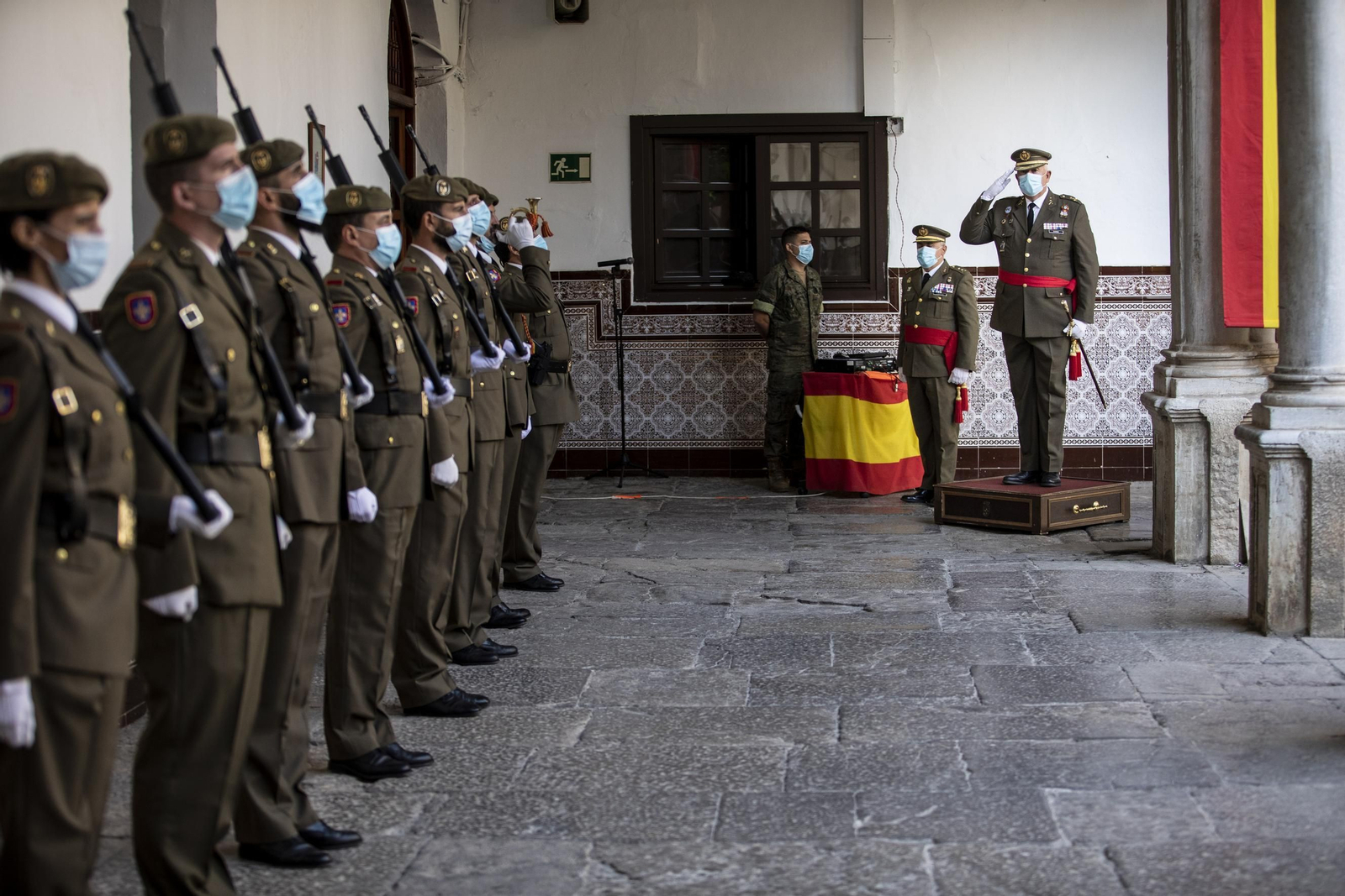 Fotos: la fiesta nacional se celebra en el Madoc de Granada con el izado de la bandera