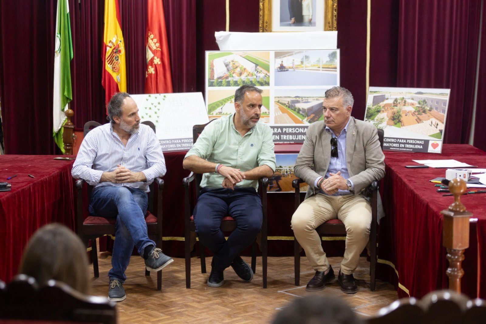 La presentación del proyecto de la nueva residencia de mayores en el Ayuntamiento de Trebujena.