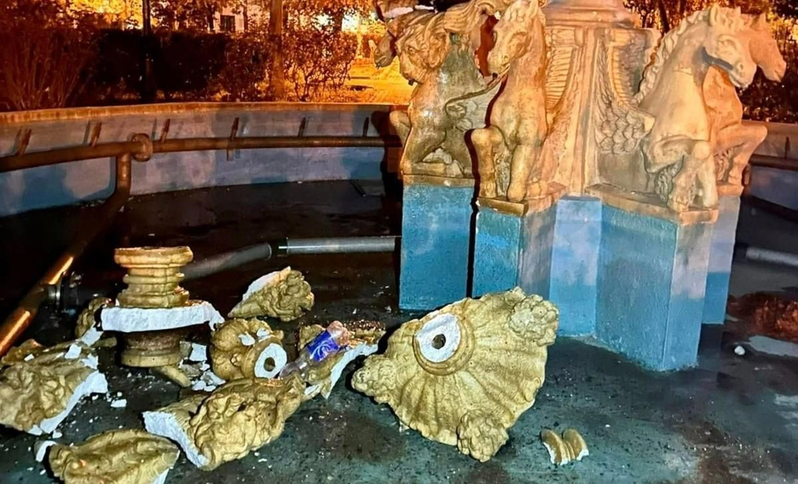 Destrozos en la fuente del parque de la Carbonífera en Peñarroya-Pueblonuevo.