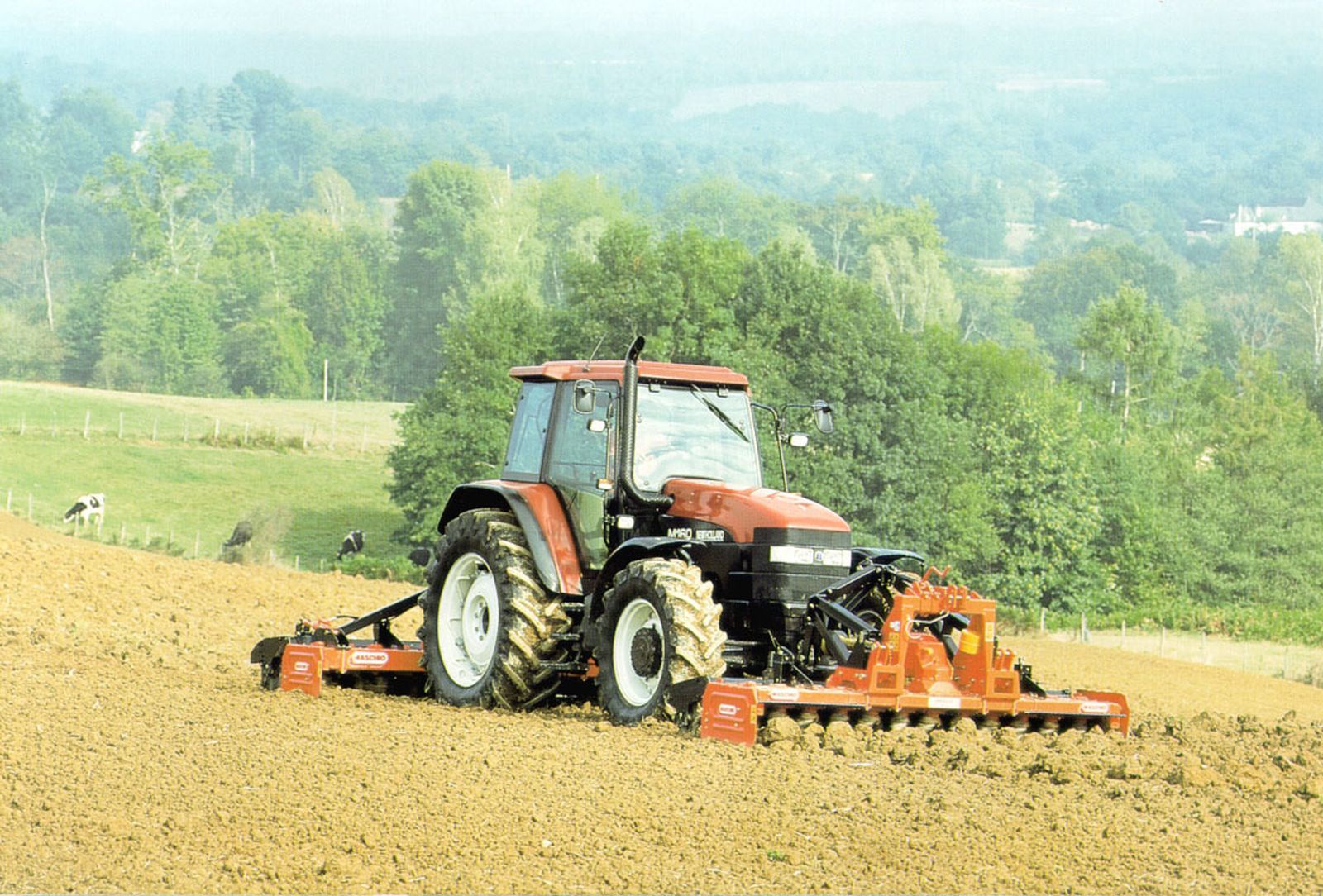 Un tractor en un campo de cultivo