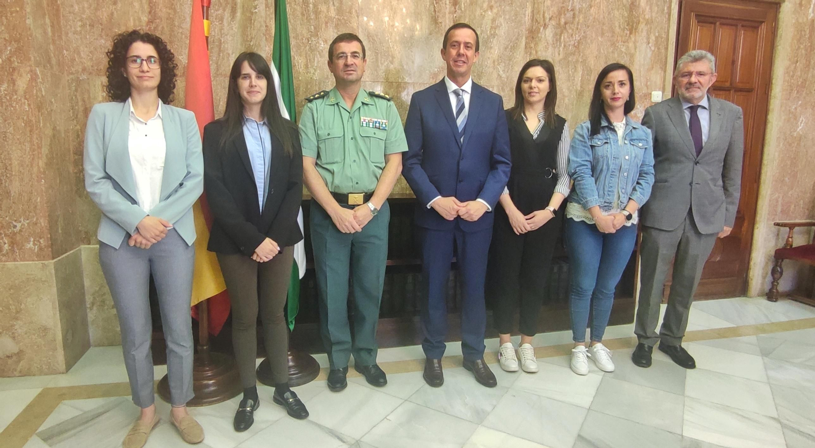 El subdelegado recibe a oficiales de la Policía de Rumanía que cooperan con la Guardia Civil en la lucha contra la trata de personas y la explotación sexual y laboral.