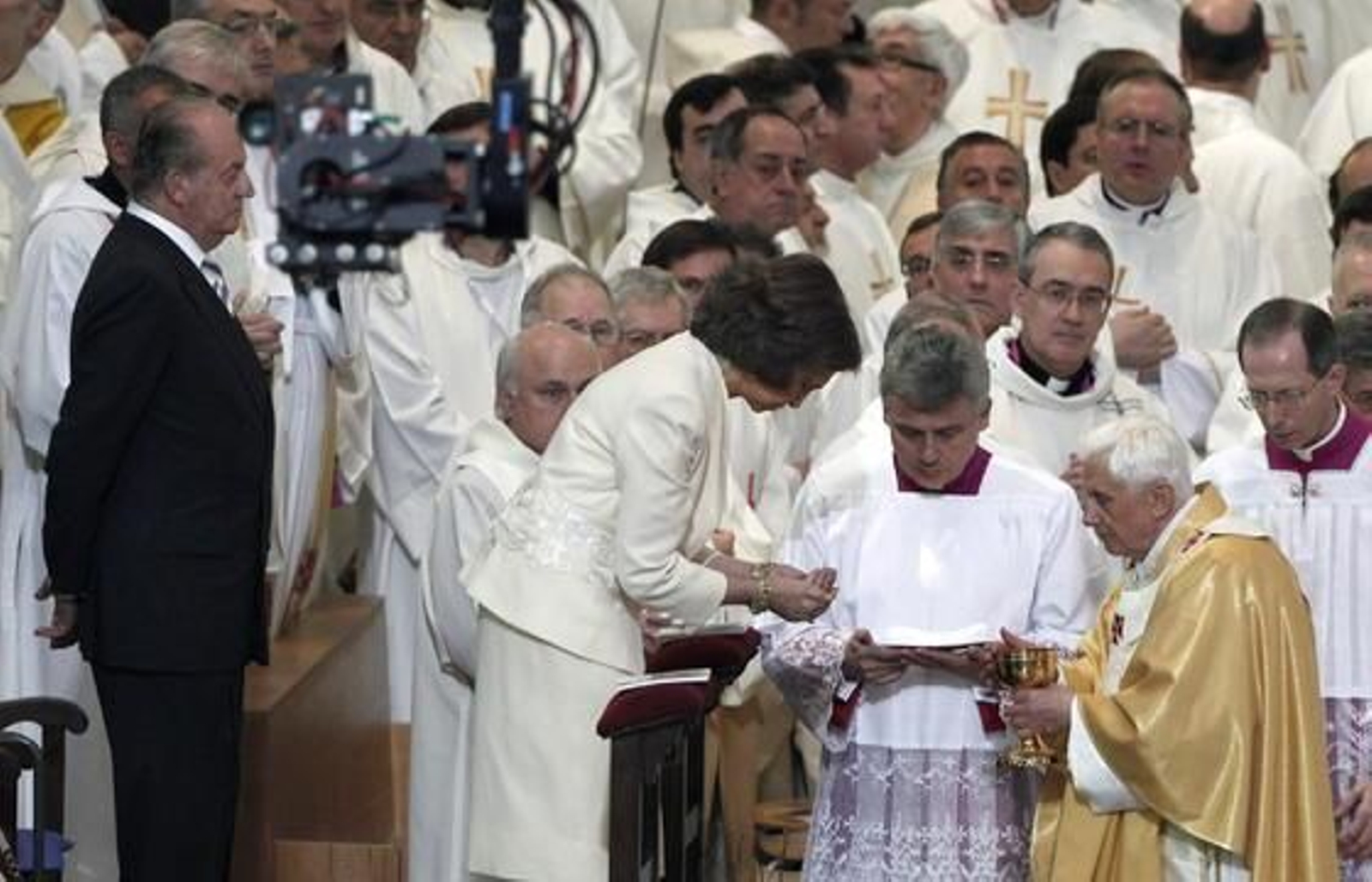 El papa Benedicto XVI bendice la Sagrada Familia de Barcelona y celebra una multitudinaria misa en su interior. 

Foto: EFE