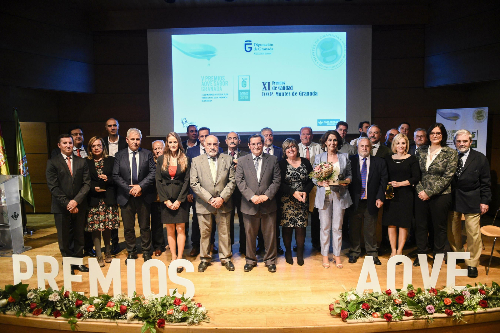 Foto de familia de todos los galardonos anoche en la Caja Rural de Granada.