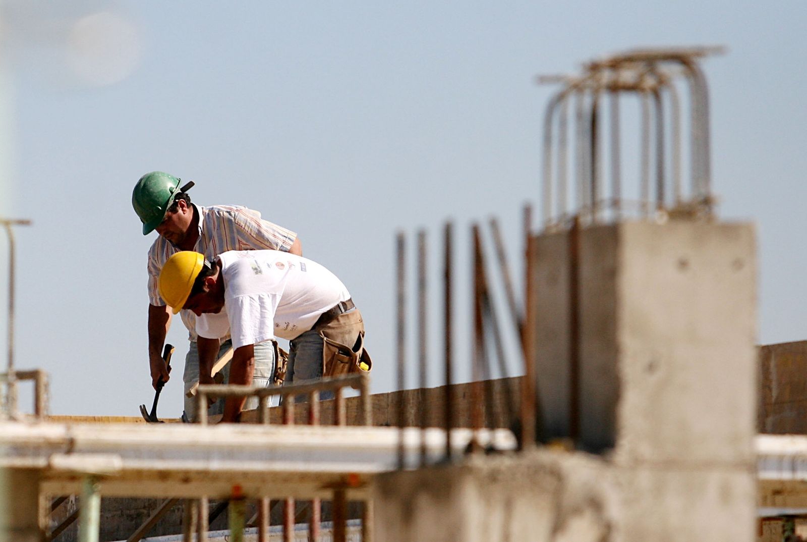 Dos trabajadores de la construcción en plena faena.