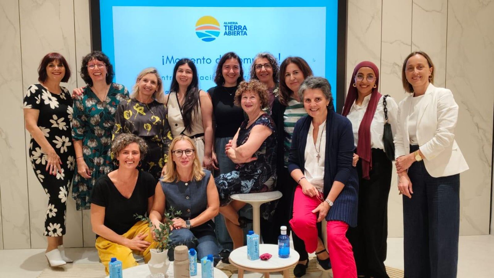 Foto de familia con la portavoz del patronato, miembros del patronato y de la fundación.