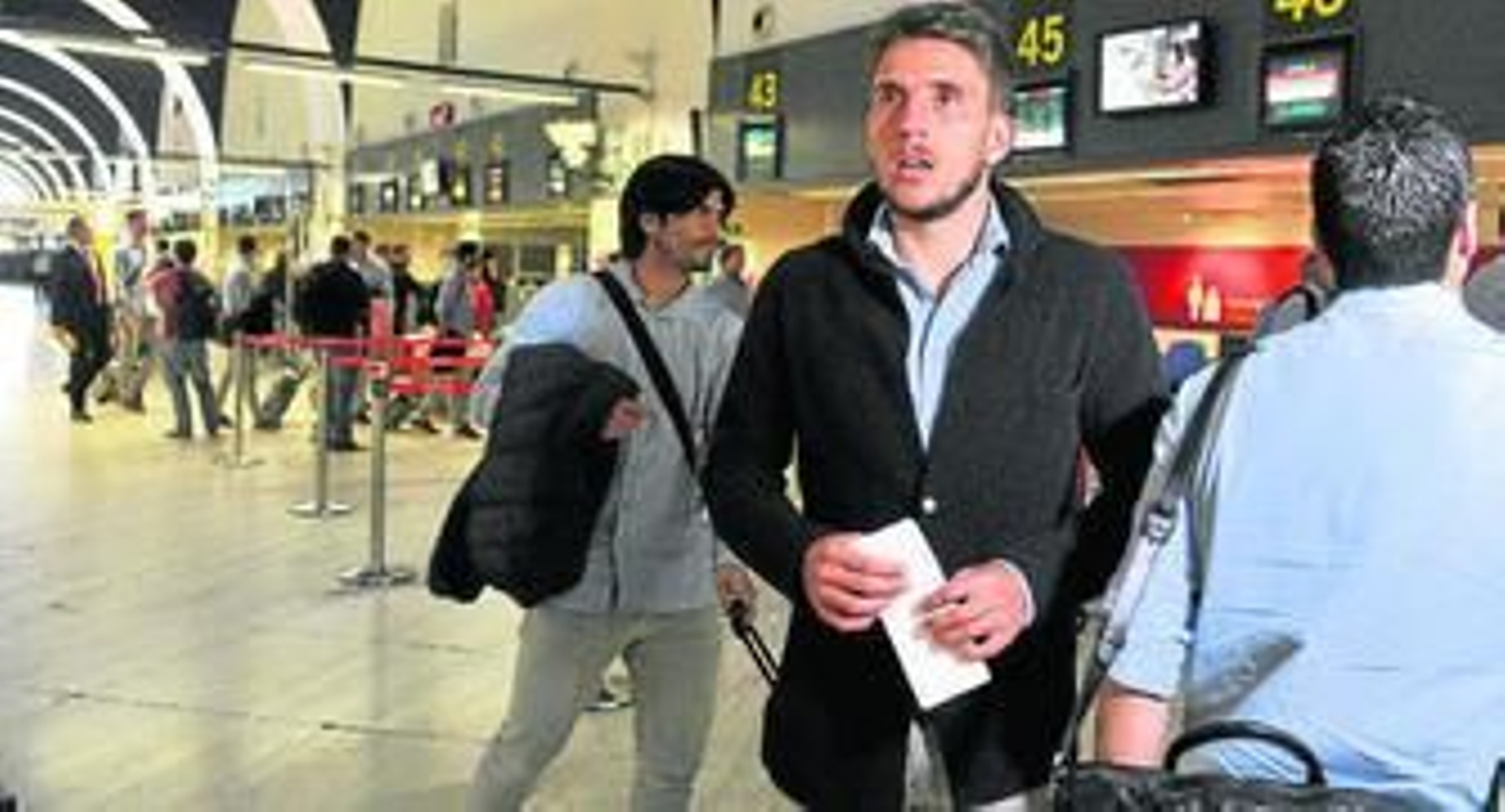 Banega y Reyes, de espalda, escoltan a Carriço, novedad en la convocatoria y posiblemente en el once titular.