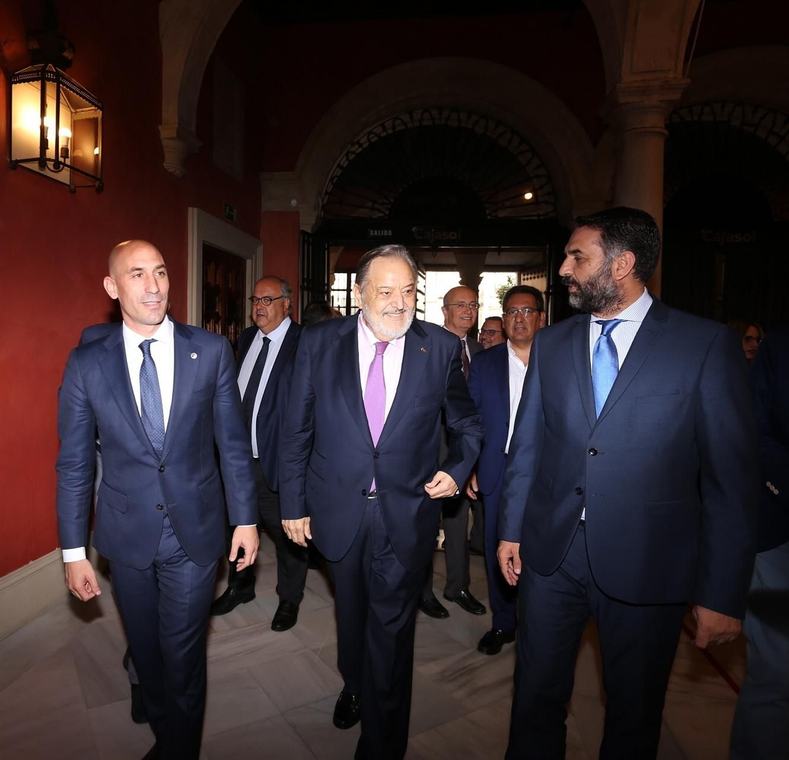 Luis Rubiales, en Sevilla junto al presidente de la RFAF, Eduardo Herrera, y el consejero de Deportes de la Junta, Francisco Javier Fernández.