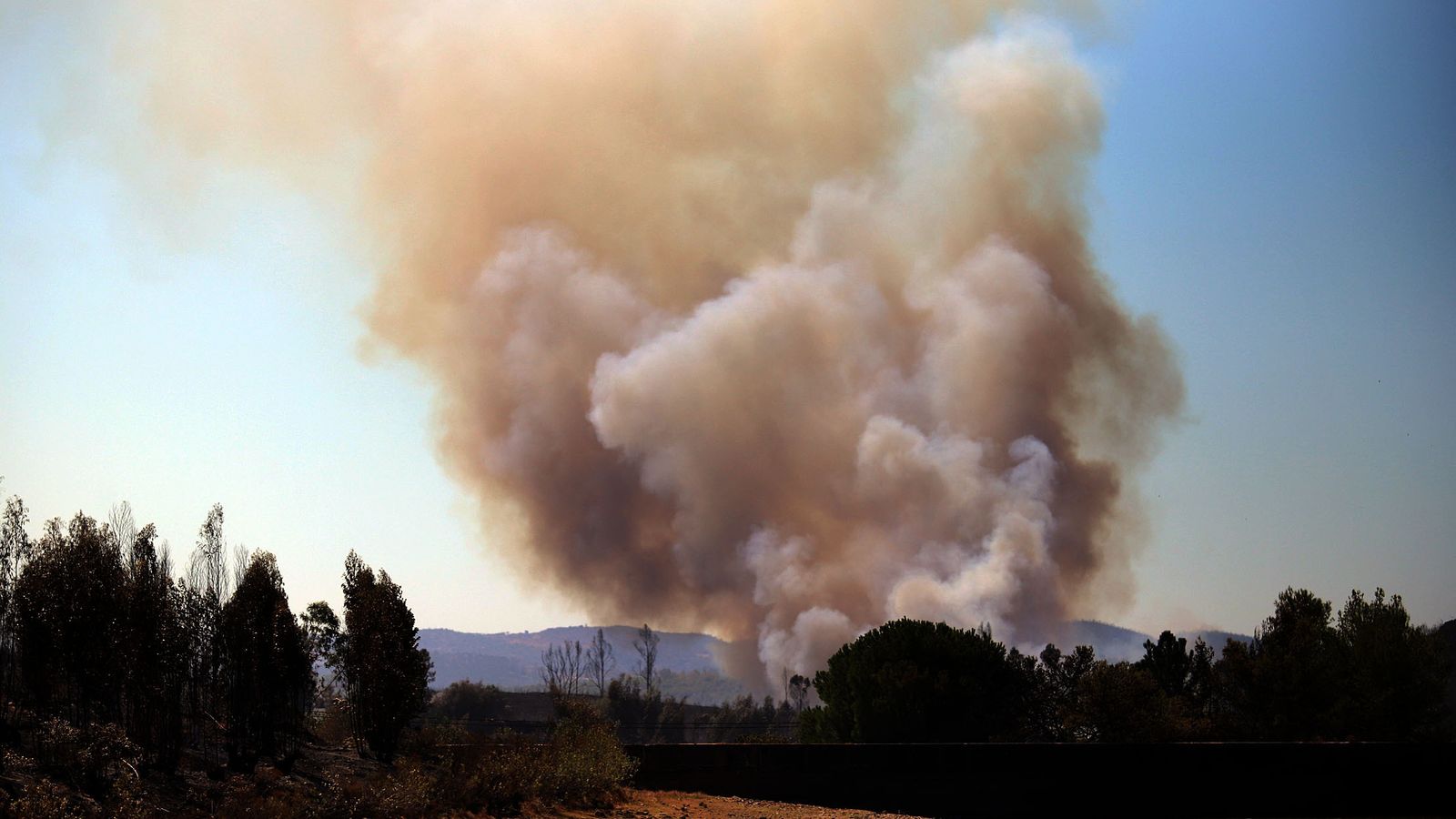 Uno de los frentes del fuego declarado en el término de Almonaster la Real (Huelva) que aún permanecía activo ayer.