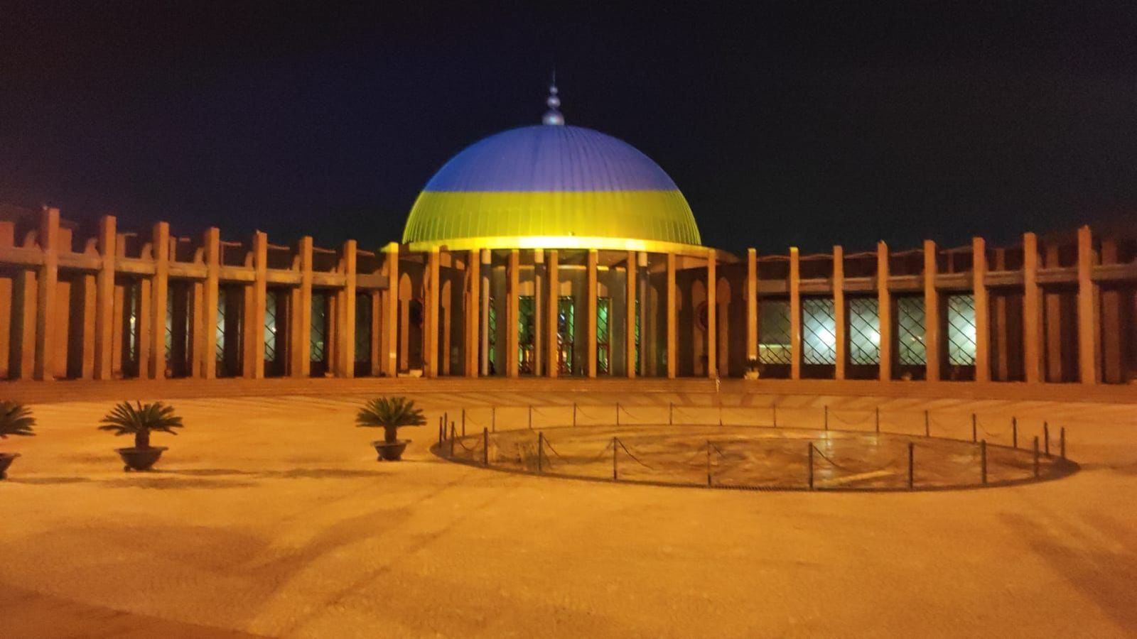 Cúpula de Fibes iluminada con los colores de la bandera ucraniana en la noche del viernes.