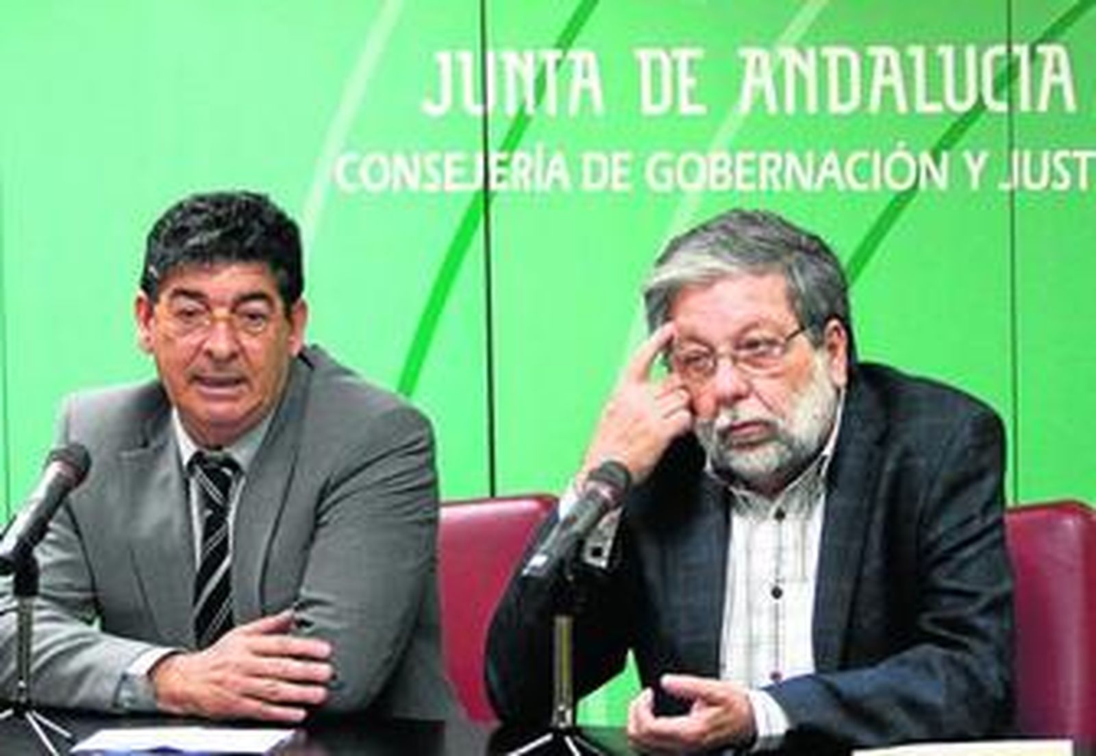 El consejero de Administración Local,Diego Valderas, ayer, junto al presidente de la FAMP, Francisco Toscano.