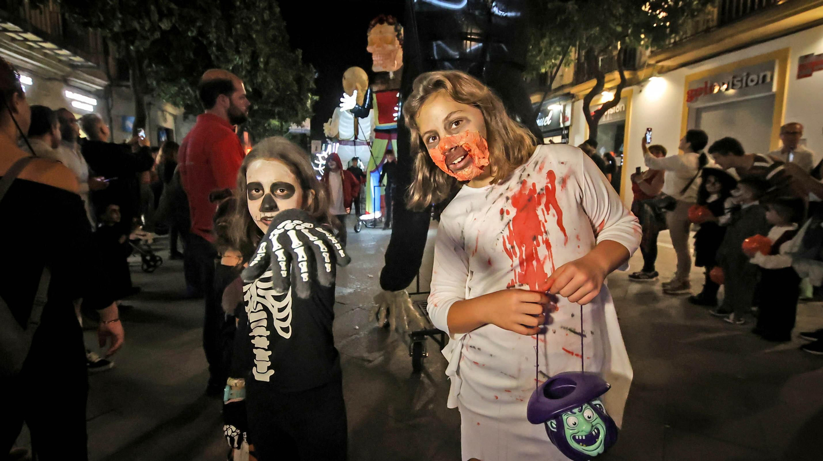 El desfile de Halloween llena las calles de Jerez