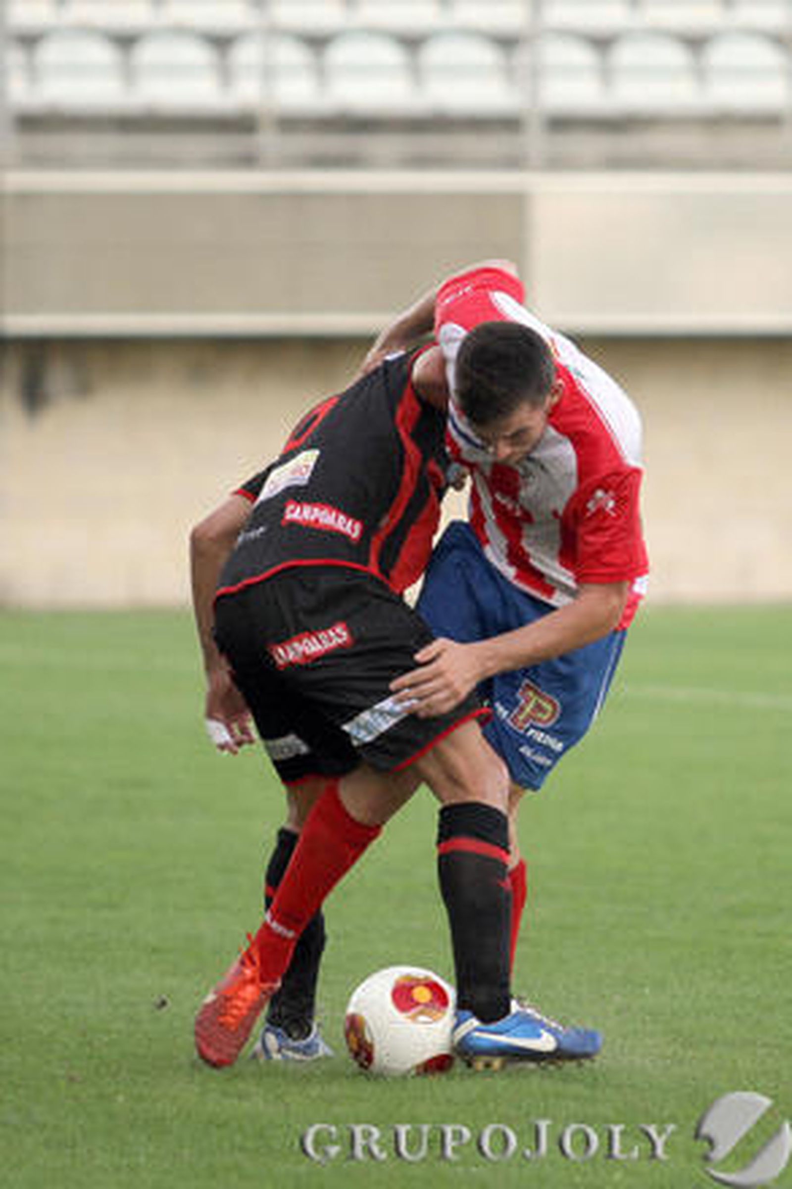 El Algeciras no pasa del empate en casa (0-0) ante un correoso Lucena.

Foto: Andres Carrasco