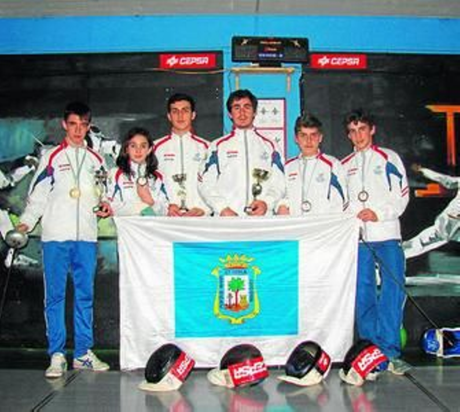 Los jóvenes onubenses posan con los trofeos obtenidos en Maracena.