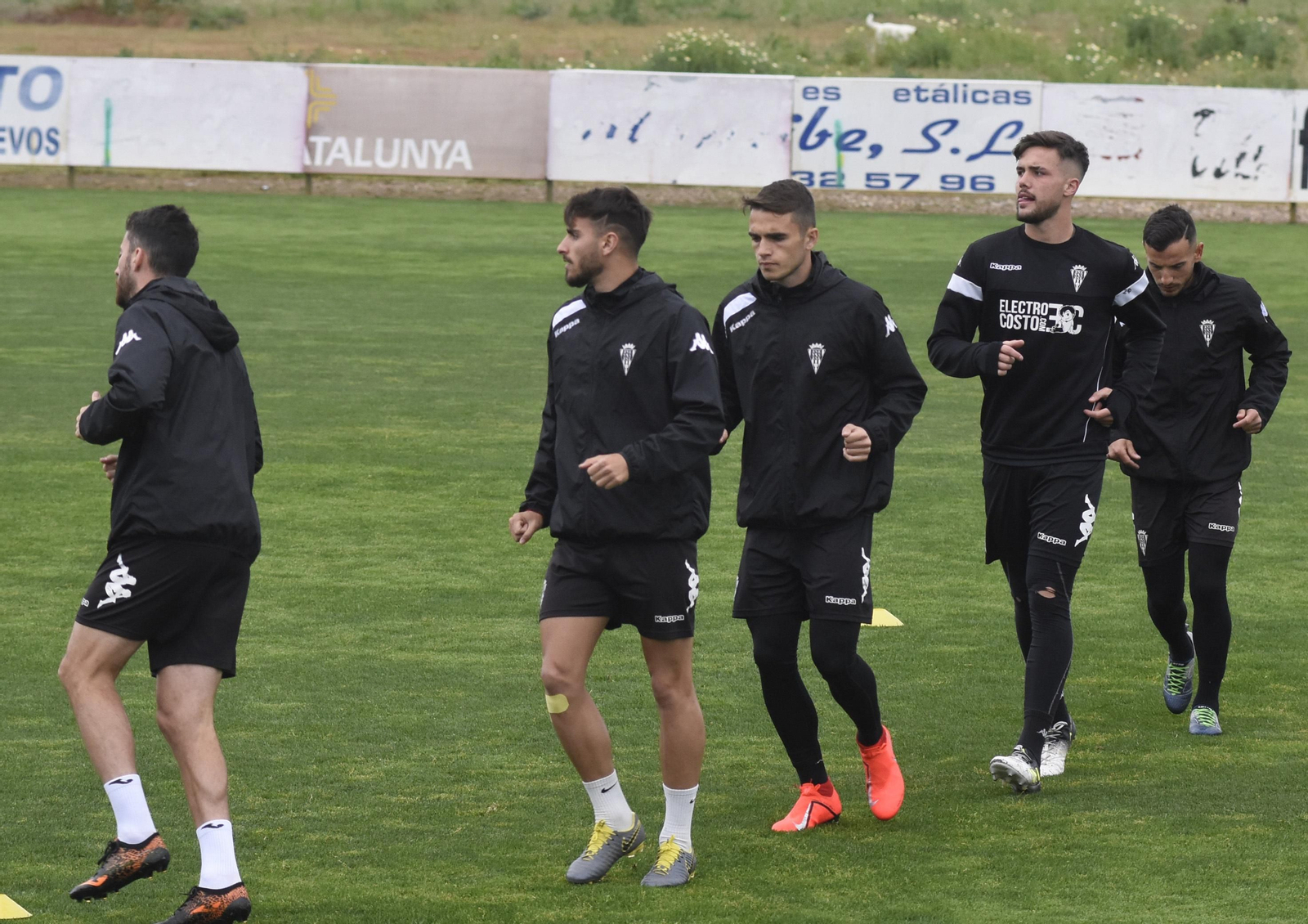 Luis Muñoz, con un apósito en su rodilla, durante un entrenamiento de esta semana.