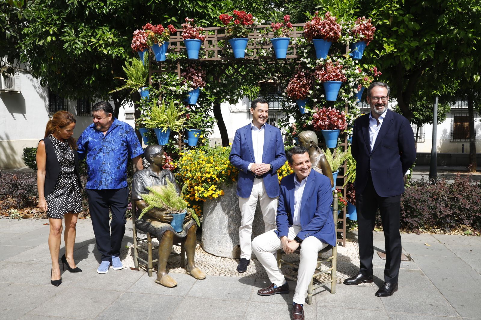 La visita de Juanma Moreno a los Patios de Córdoba, en imágenes