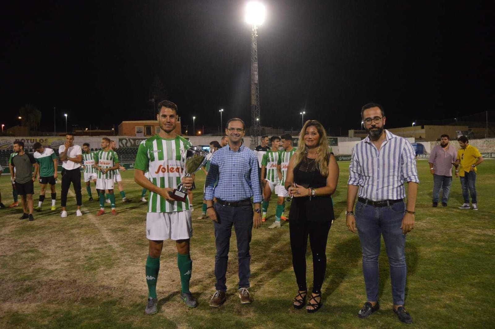 Víctor Mora, alcalde de Sanlúcar, entregó el trofeo de campeón a José Romero, capitán del Atleti.