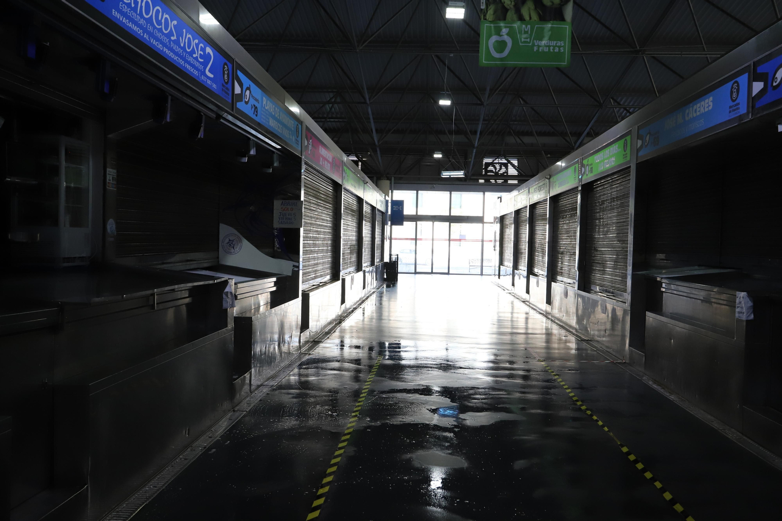 Imágenes de los trabajos de limpieza y desinfección del Mercado del Carmen en Huelva