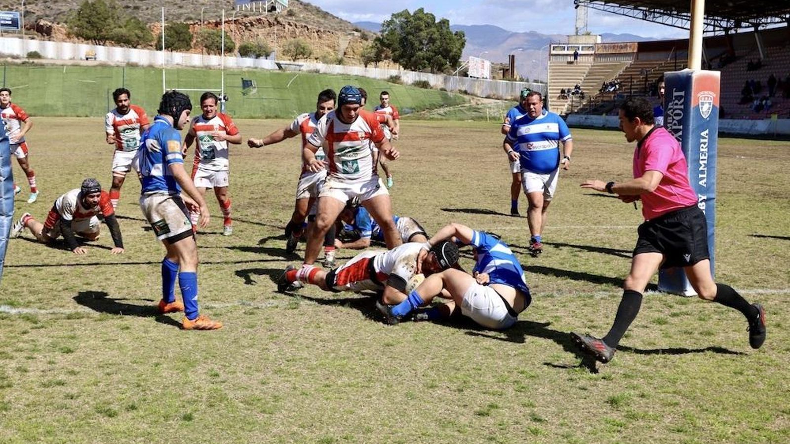 Un jugador cruzado deposita el oval en uno de los fondos para sumar nuevos puntos.