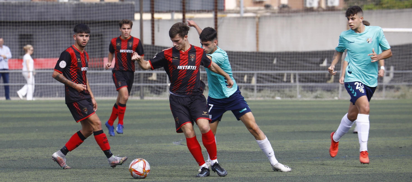 El rojinegro Joselu controla el esférico ante la presión de un rival.