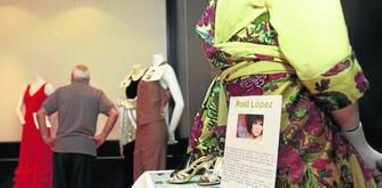 1. La cantante granadina Rosa López es la madrina de este rastrillo. 2.En el Meliá se pueden encontrar trajes de noche, de baile, de chaqueta y muchos objetos más para apoyar la causa a beneficio de los programas de ayuda familiar que pretende proyectar la Fundación María Madrid. 1. La cantante granadina Rosa López es la madrina de este rastrillo. 2.En el Meliá se pueden encontrar trajes de noche, de baile, de chaqueta y muchos objetos más para apoyar la causa a beneficio de los programas de ayuda familiar que pretende proyectar la Fundación María Madrid.