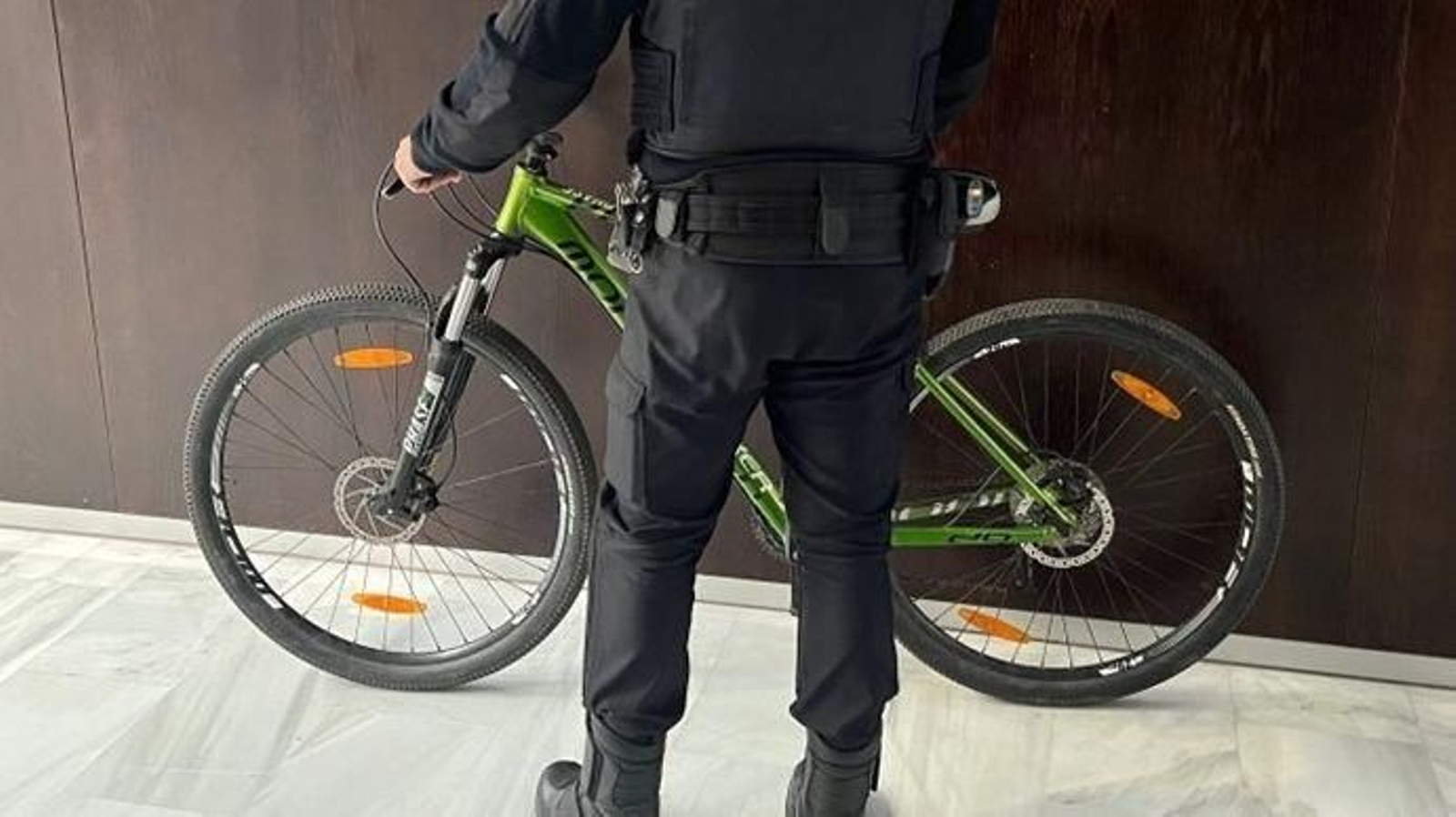 Un agente con las bicicletas que habían sido robadas.