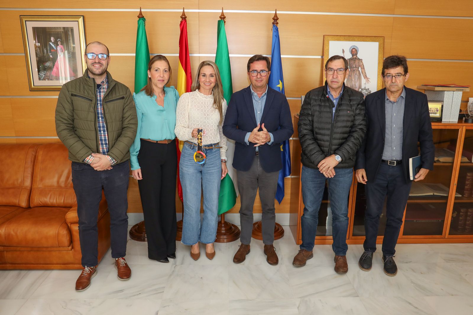 María Escudero con Francisco Góngora, María José Martín y el resto de personalidades