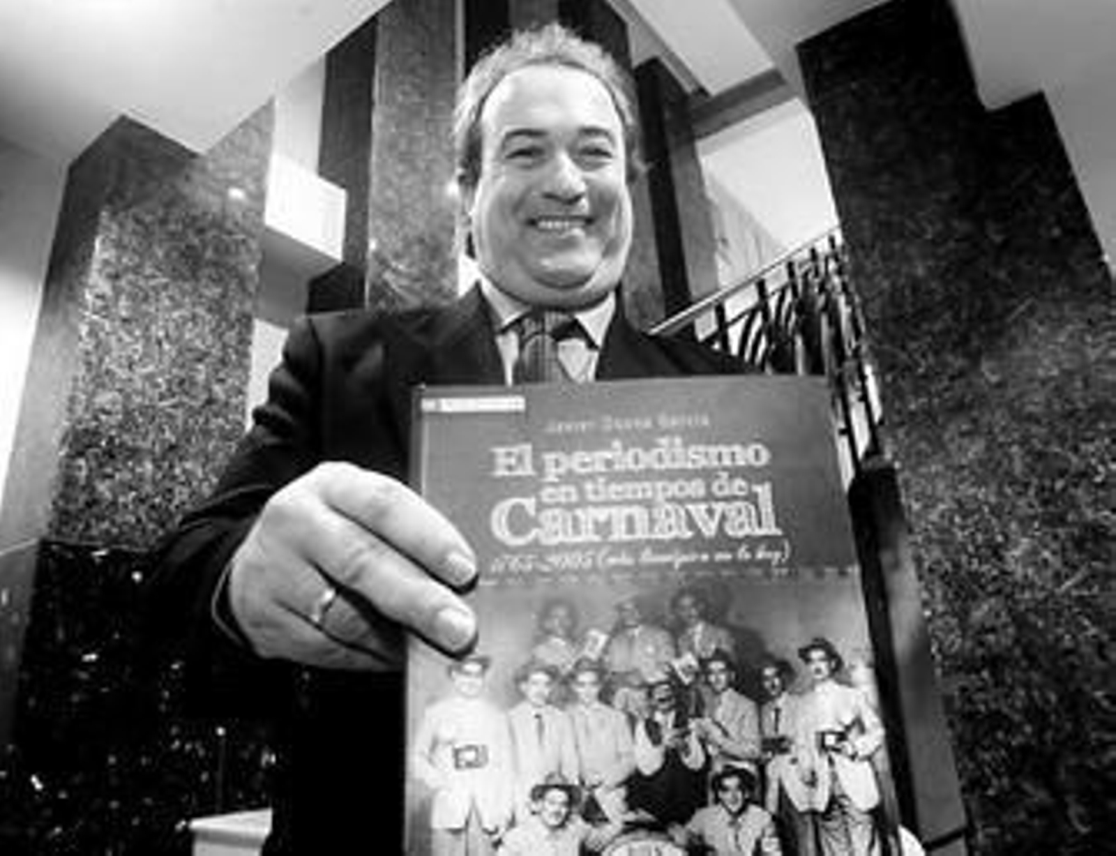 Javier Osuna muestra la portada del libro que se presentó anoche en la APC.