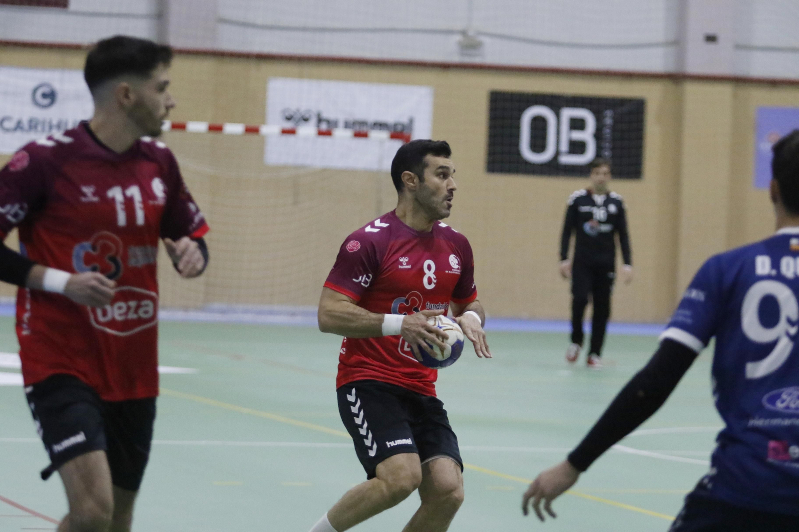 Portero avanza con el balón durante un partido.