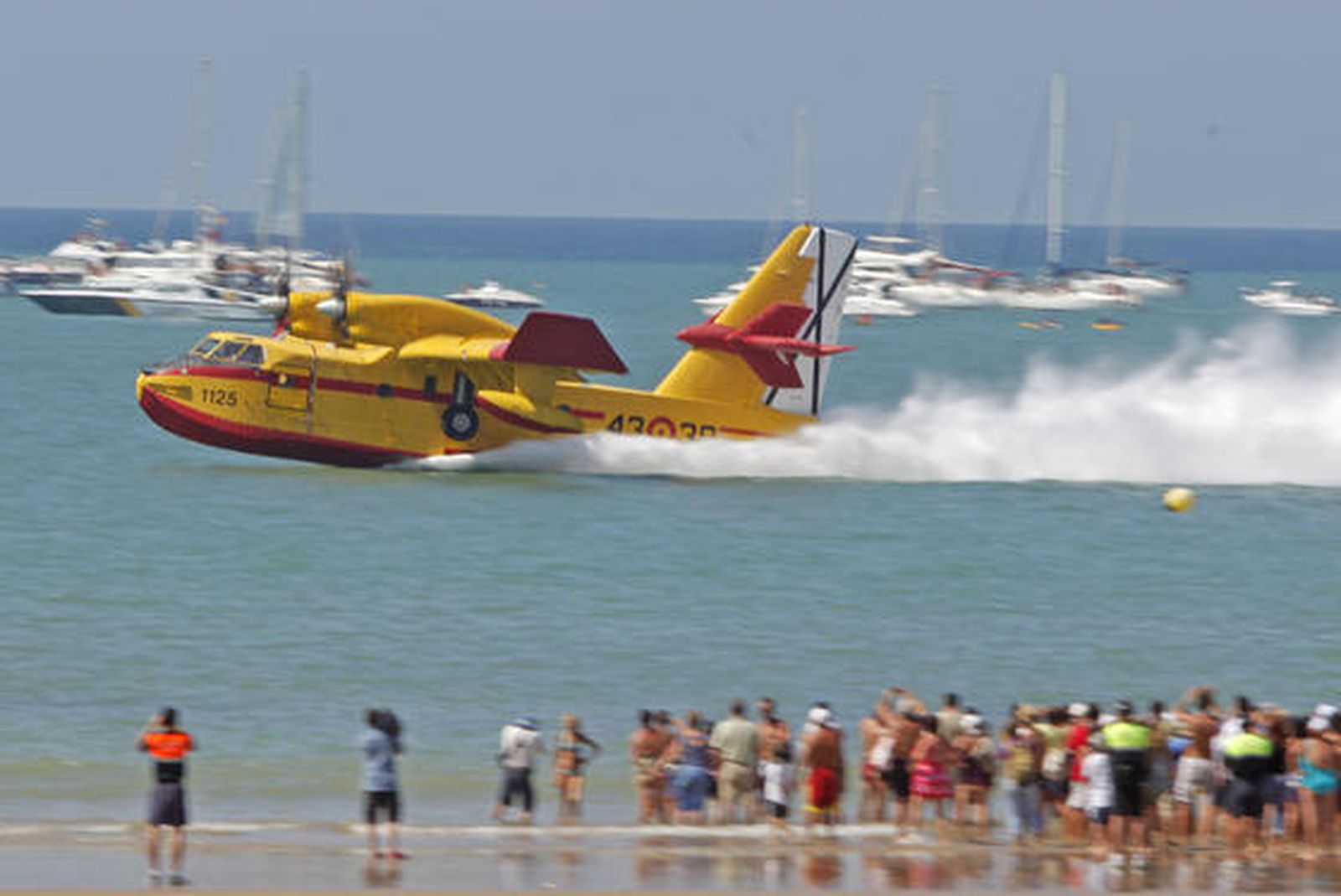190.000 personas disfrutan del III Festival Aéreo en la playa de la Victoria. /Foto: Jesús Marín