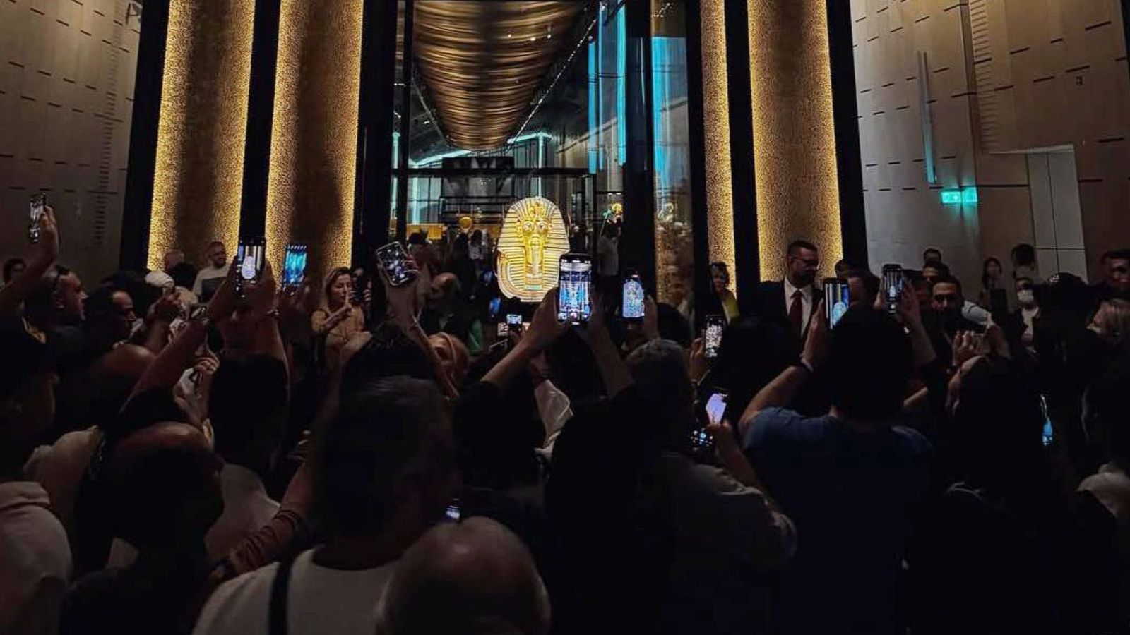 Visitantes fotografían el tesoro completo de Tutankamón, que se exhibe por primera vez.