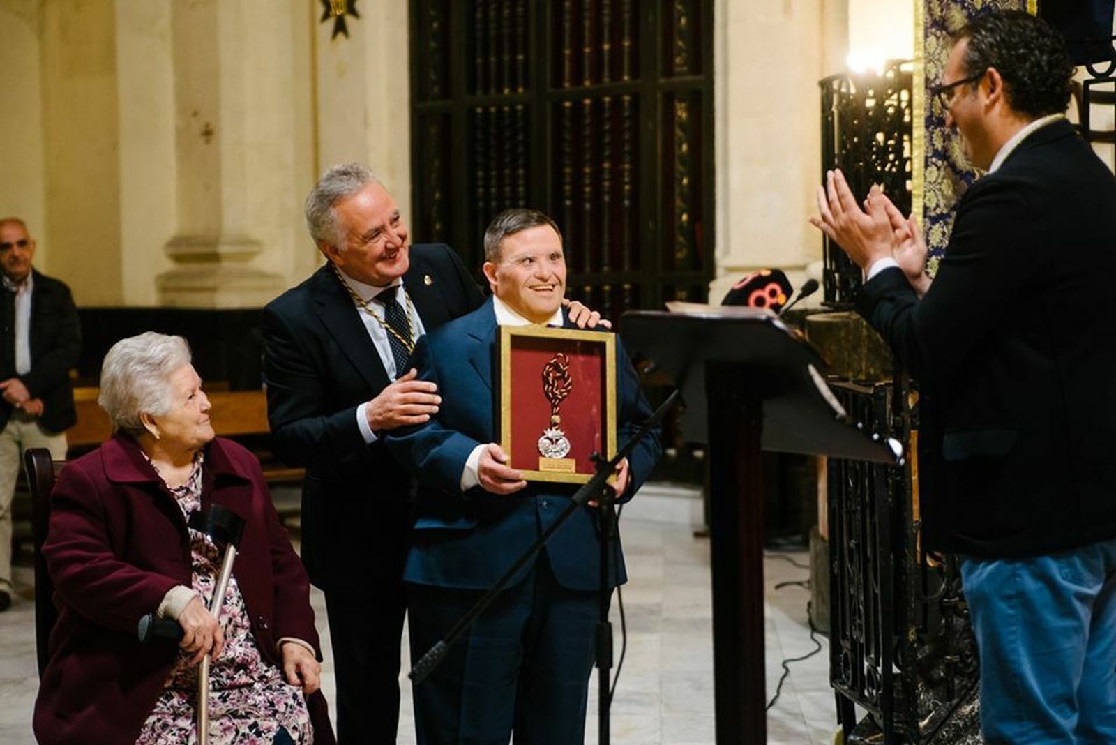 Momento en el que Esteban Vallejo recibe el galardón de manos del presidente del Consejo.