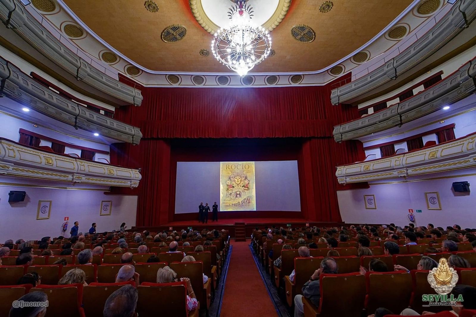 Un patio de butacas a rebosar presencia el estreno de la obra