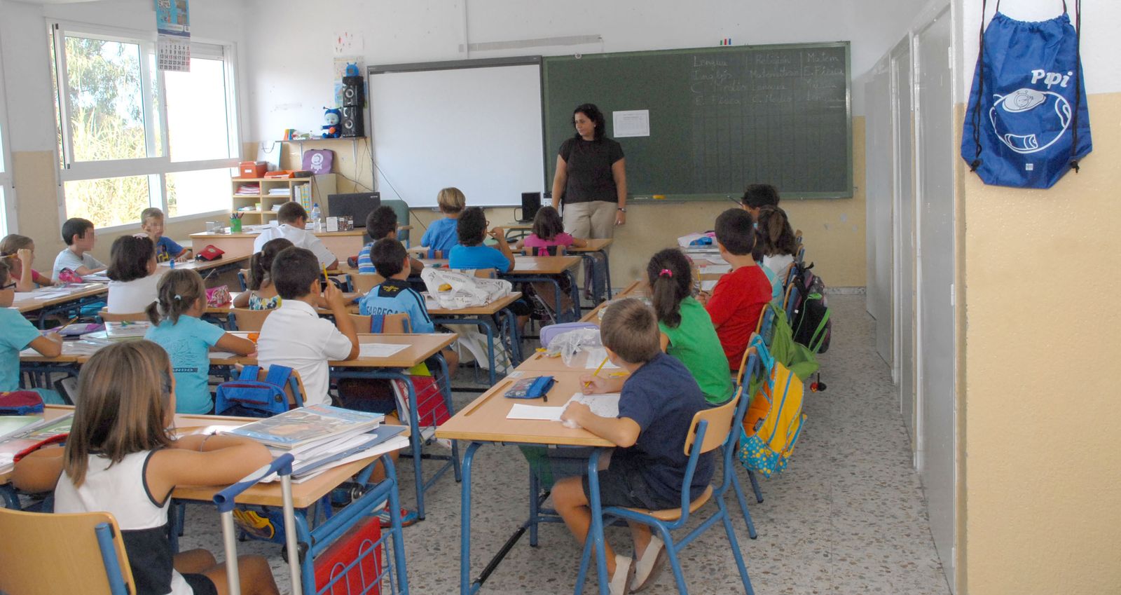 Una maestra imparte clases en un colegio público.