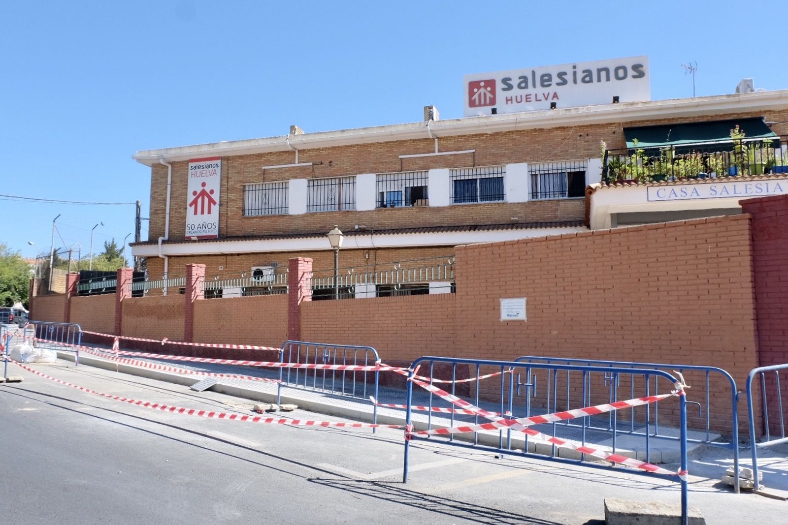 Exterior del colegio Salesianos, en el que se trabaja en mejorar los accesos para las exigencias actuales.