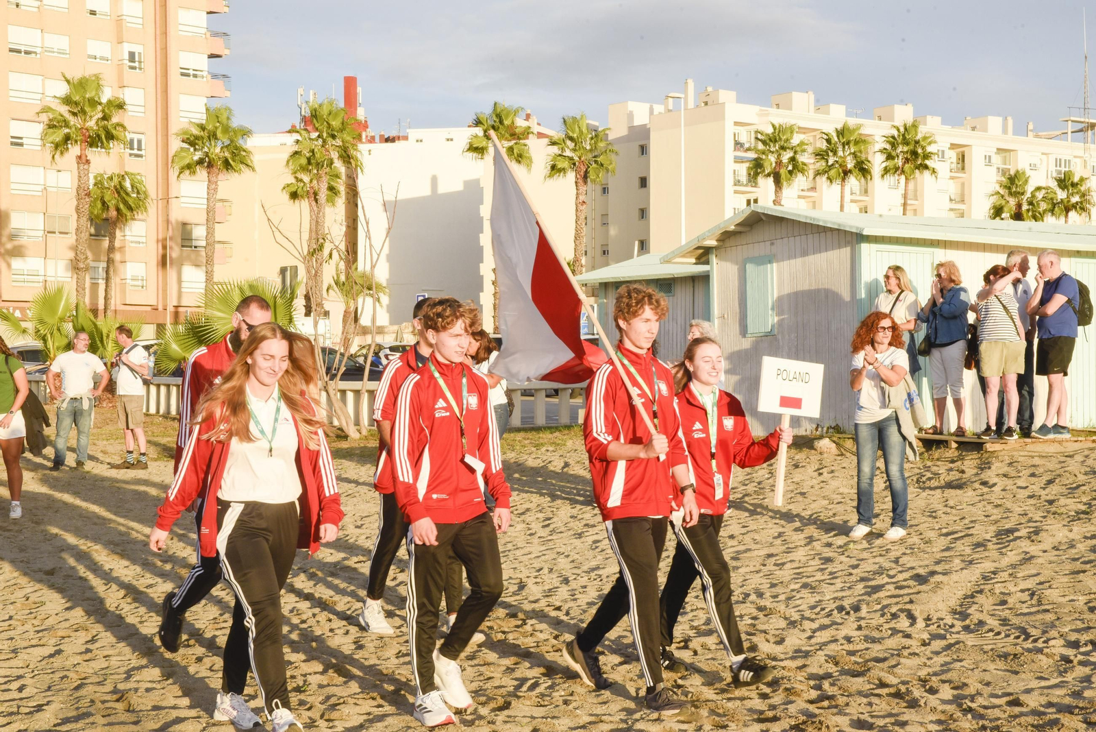 Las fotos del desfile de participantes de la Copa de la Juventud Europea de remo beach sprint de La Línea