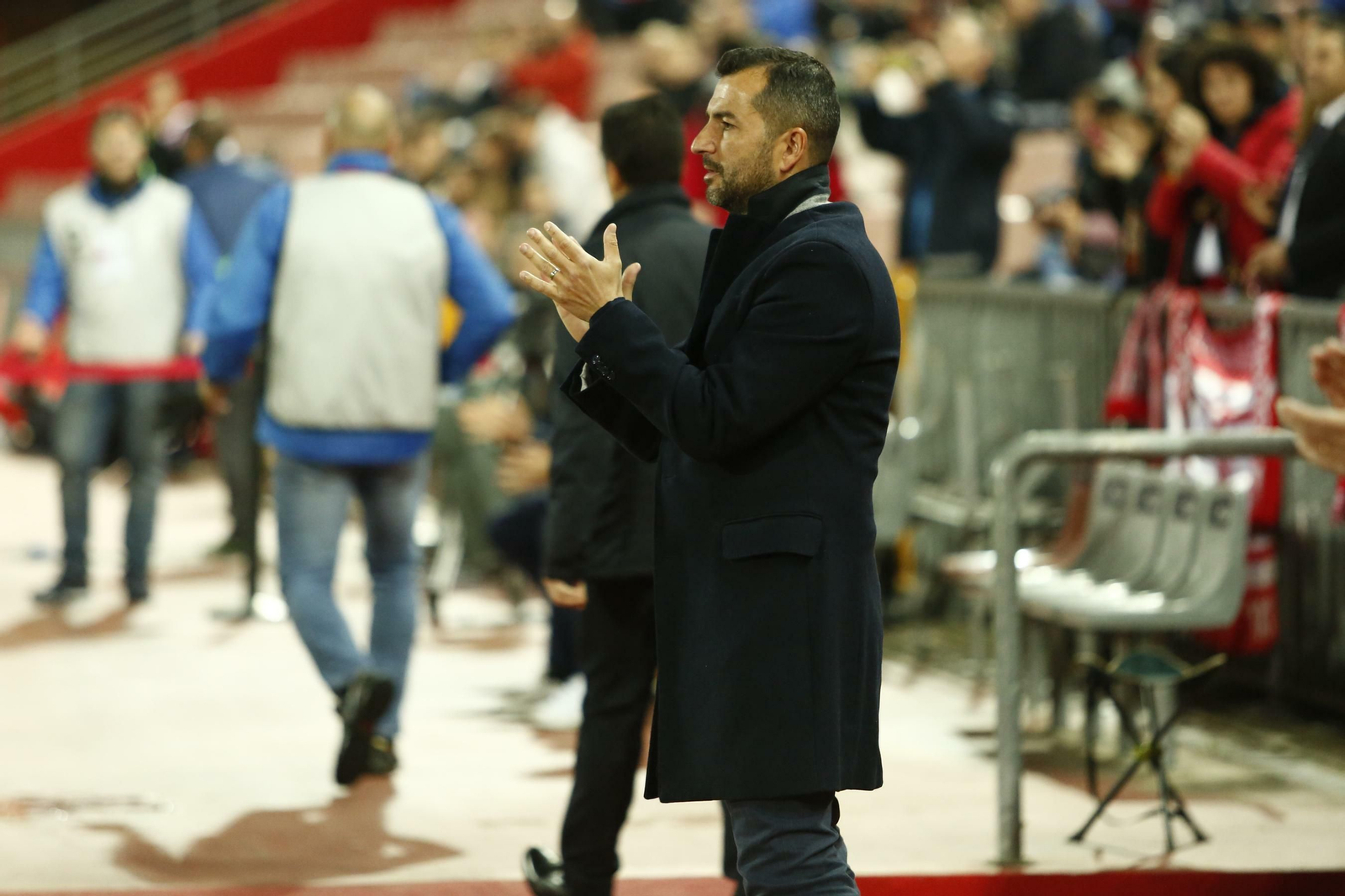 Diego Martínez aplaude una buena acción de los suyos