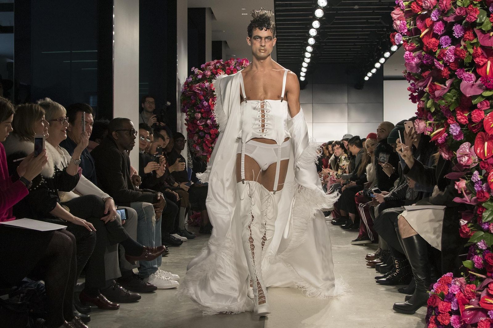 Imagen de un modelo masculino en un desfile de Palomo Spain.