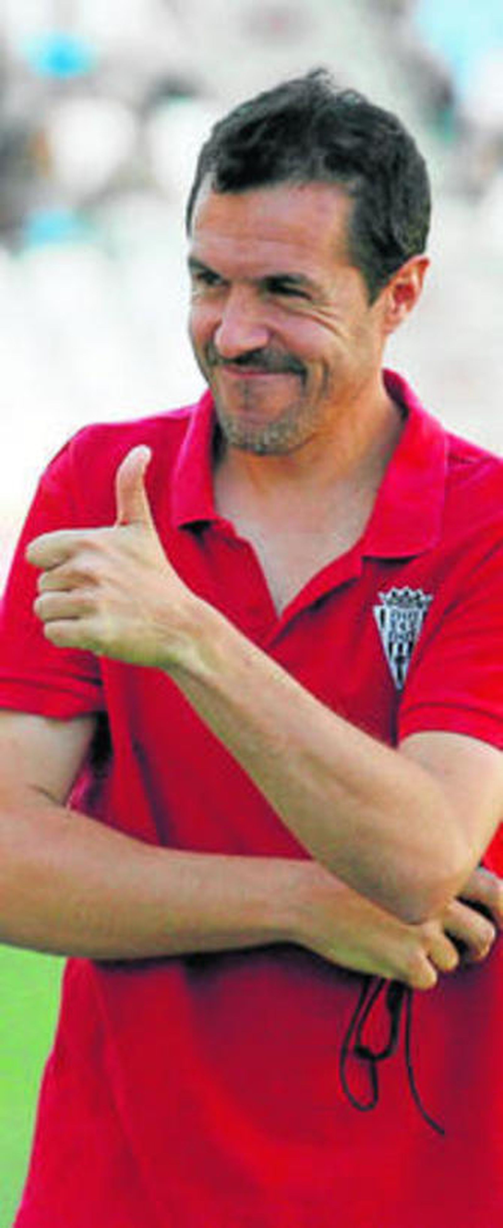 Villa hace un gesto de asentimiento durante un partido.