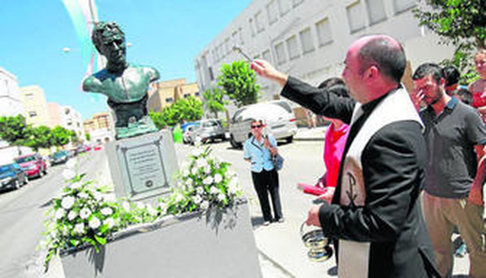 Un momento del acto de la bendición del nuevo busto de San Juan Bosco en la avenida María Auxiliadora.