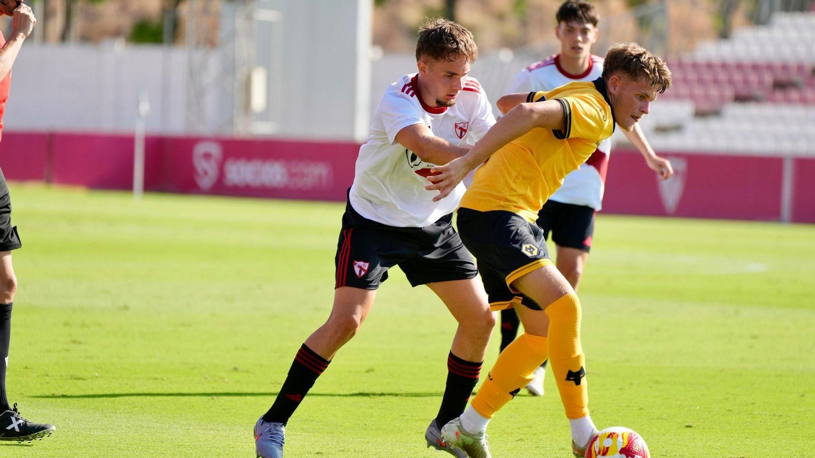 Lance del primer partido amistoso del Sevilla Atlético contra el Wolves en el Estadio Jesús Navas