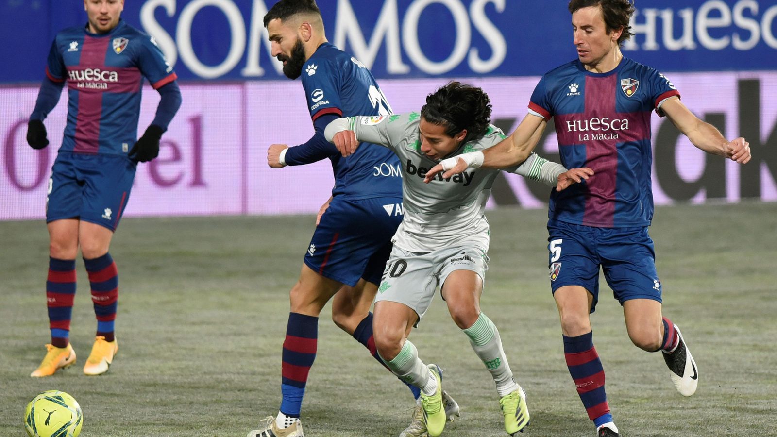 Diego Lainez trata de marcharse entre Siovas y Mosquera.