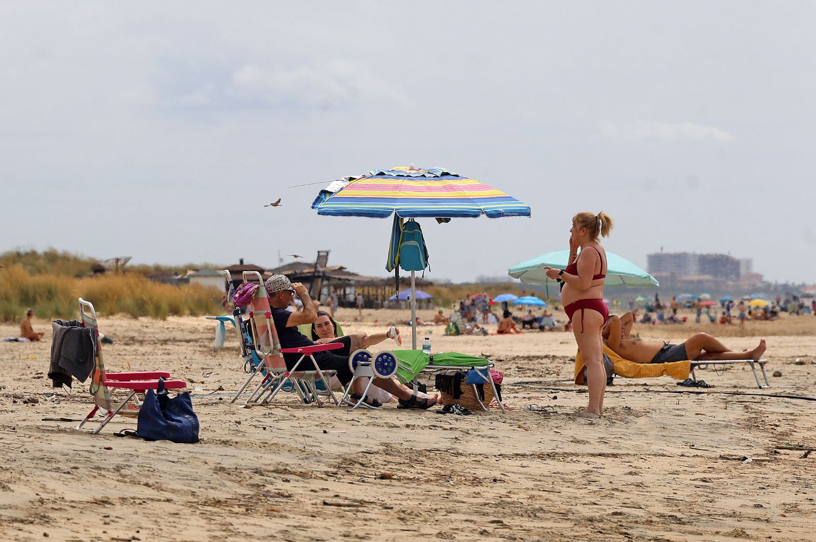 Imágenes del ambiente en la playa de El Portil durante la mañana del 1 de mayo