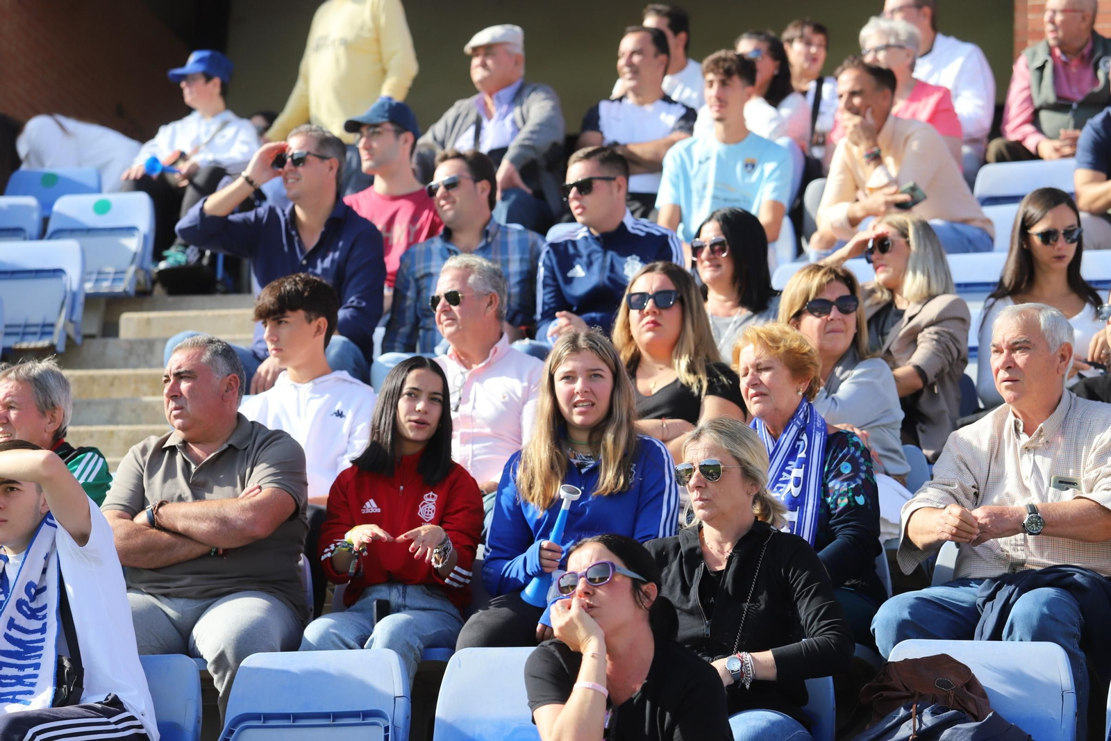 Imágenes del gran ambiente en el Nuevo Colombino para ver el  Recre-Burgos