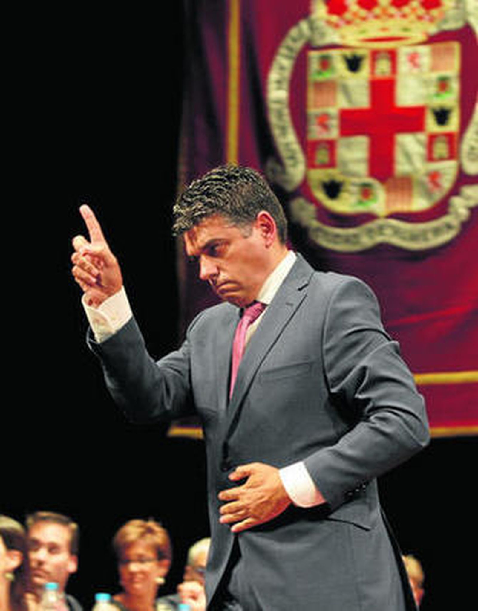 Miguel Cazorla, de Ciudadanos, responde a los abucheos que tuvo que oír ayer durante el Pleno.