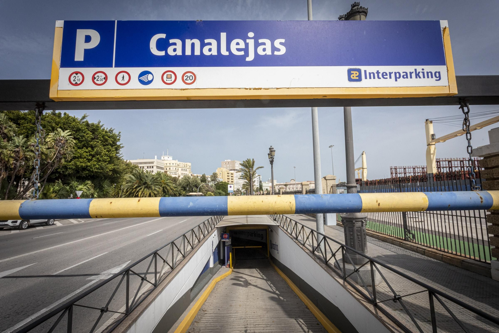 El Ayuntamiento pretende que la avenida del Puerto vaya bajo tierra, aprovechando parte del parking ya existente.